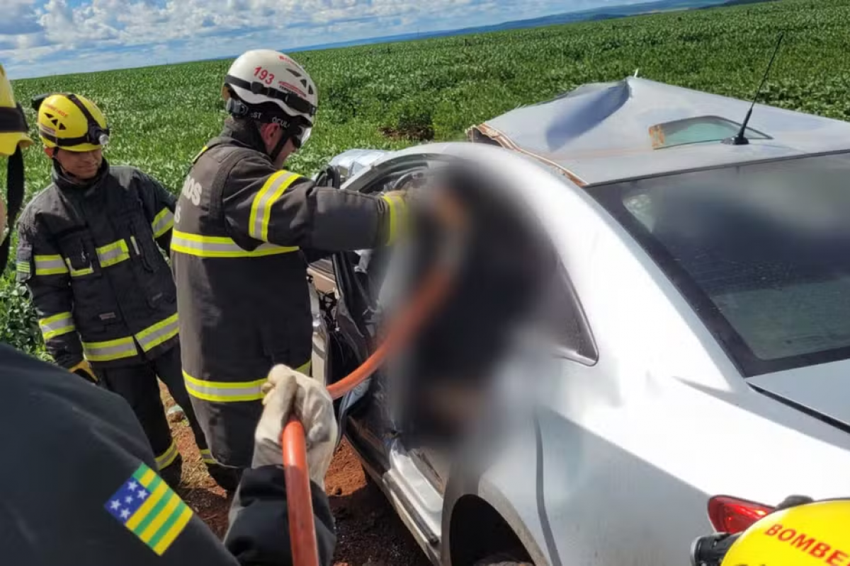 Mãe e filho de 4 anos morrem em acidente com caminhão na GO-206
