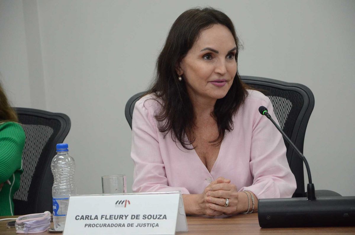 Procuradora que reclamou de salário de R$ 30 mil busca apoio para colega em embate com Caiado