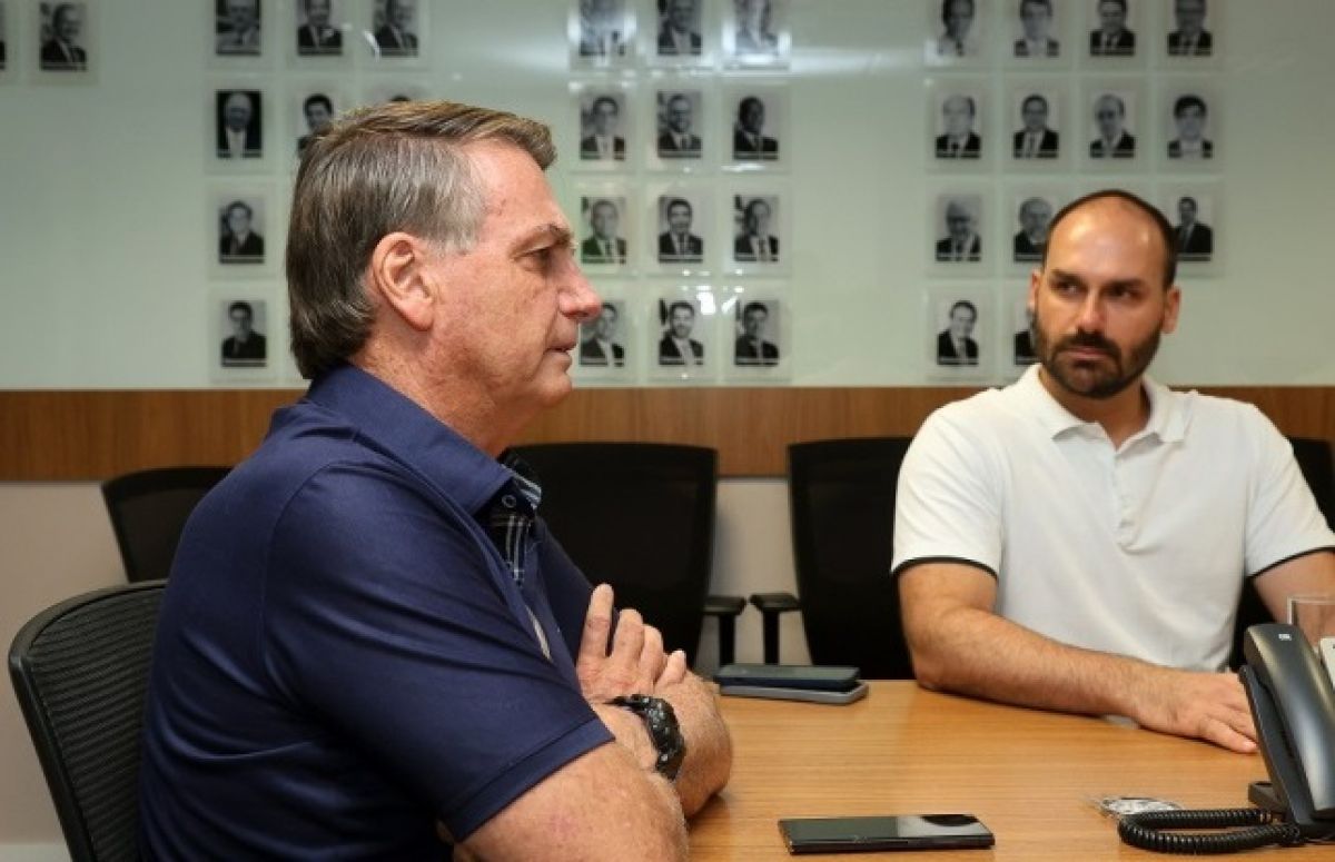 Eduardo Bolsonaro xinga o pai em conversa revelada pela PF: “VTNC!!”