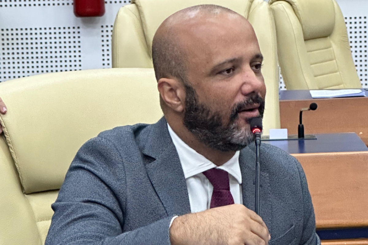 Vitor Hugo recua de pré-candidatura ao Senado, mas mantém expectativa por mudança no cenário