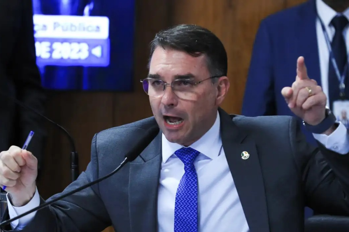 Flávio Bolsonaro pede a Trump suspensão de tarifa sobre Brasil, mas recua após críticas