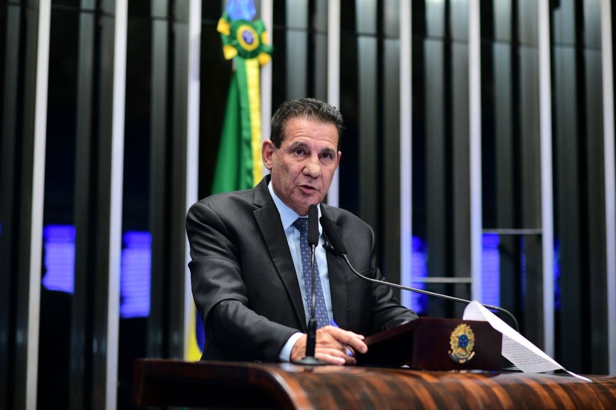 Depois de se bandear para a base lulista, agora Vanderlan critica 