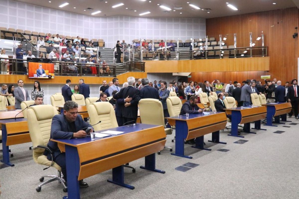 Câmara de Goiânia banca viagem de vereadores à Itália, mas não divulga gastos com passagens