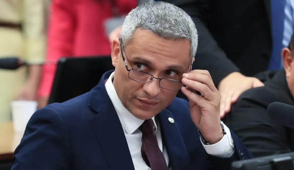 Tuiteiro cobra que Gustavo Gayer volte a falar de Bolsonaro