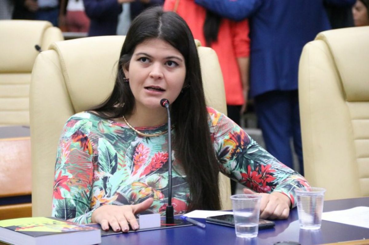 Aava Santiago vota a favor da criação de 41 novos cargos na Câmara de Goiânia