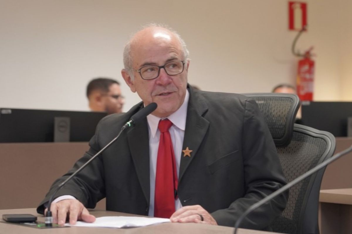 Mauro Rubem questiona processo seletivo para professores temporários em Goiânia 