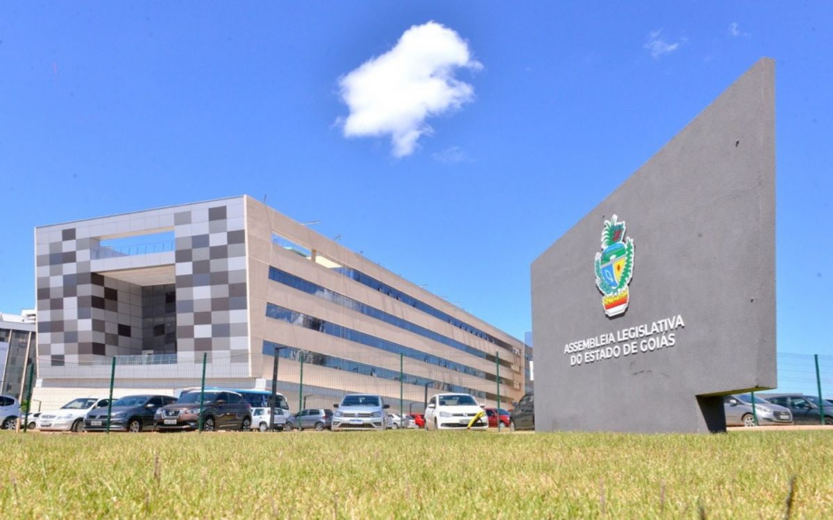 Alego insiste na compra de 42 carros de luxo após questionamentos sobre concorrência