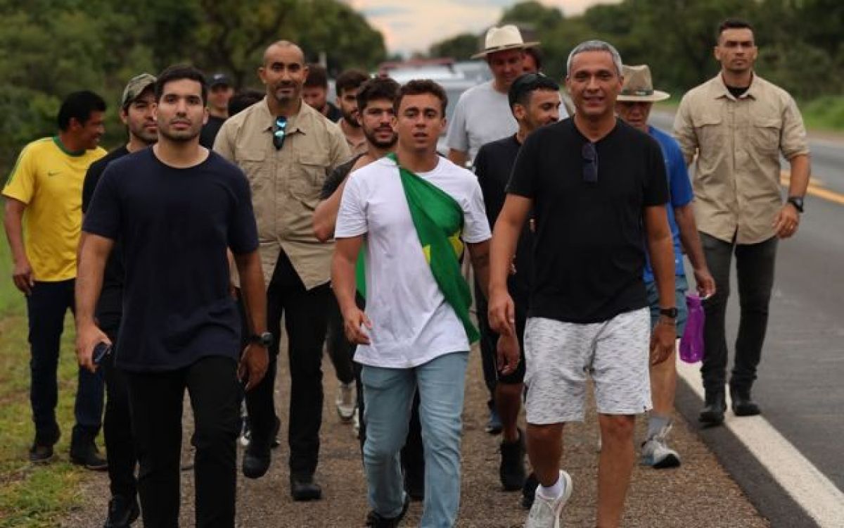 Gayer e Nikolas iniciam caminhada rumo a Brasília em apoio a Bolsonaro
