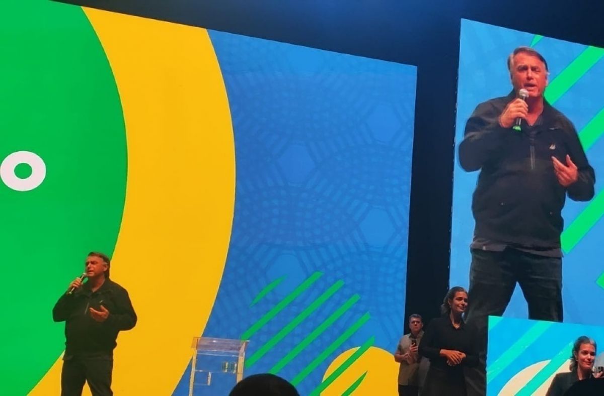 Bolsonaro ironiza denúncia da PGR e descarta preocupação com prisão: “Caguei”