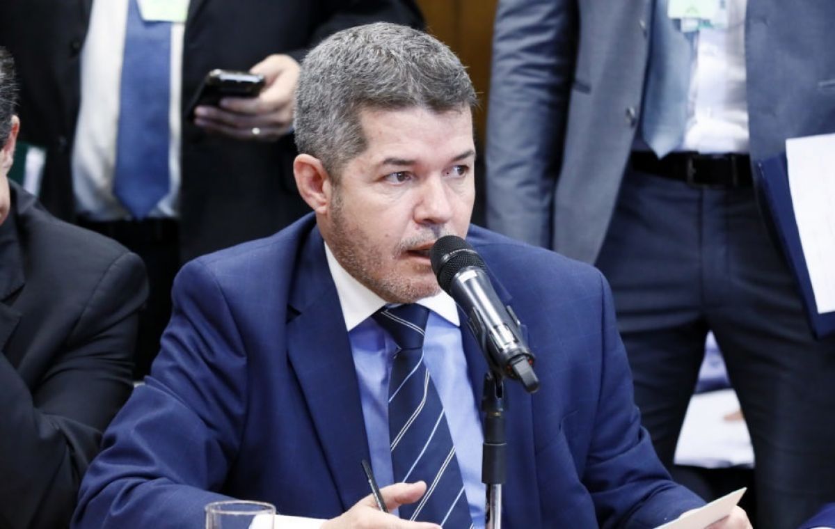 Delegado Waldir acusa governo federal de “propaganda enganosa” sobre CNH gratuita