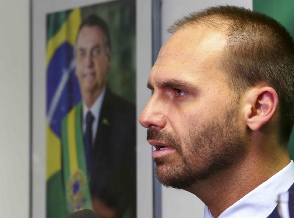 Eduardo Bolsonaro pede licença da Câmara para permanecer nos EUA, e suplente vai assumir salário de R$ 46 mil