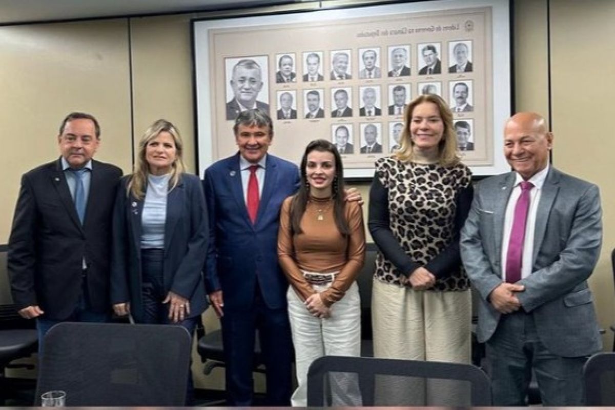 Professor Alcides estreia novo perfil no X e mostra aliança até com o PT