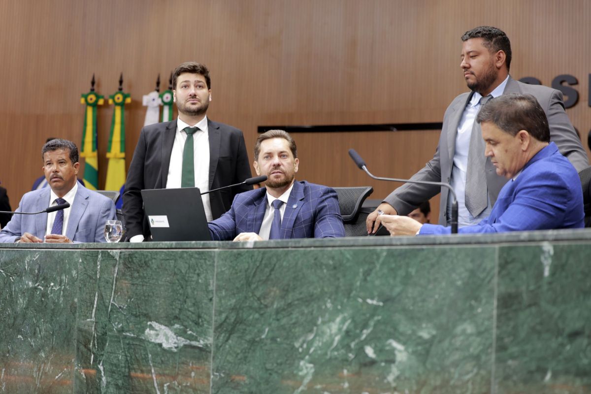 Deputados goianos batem recorde de uso de avião bancado com dinheiro público