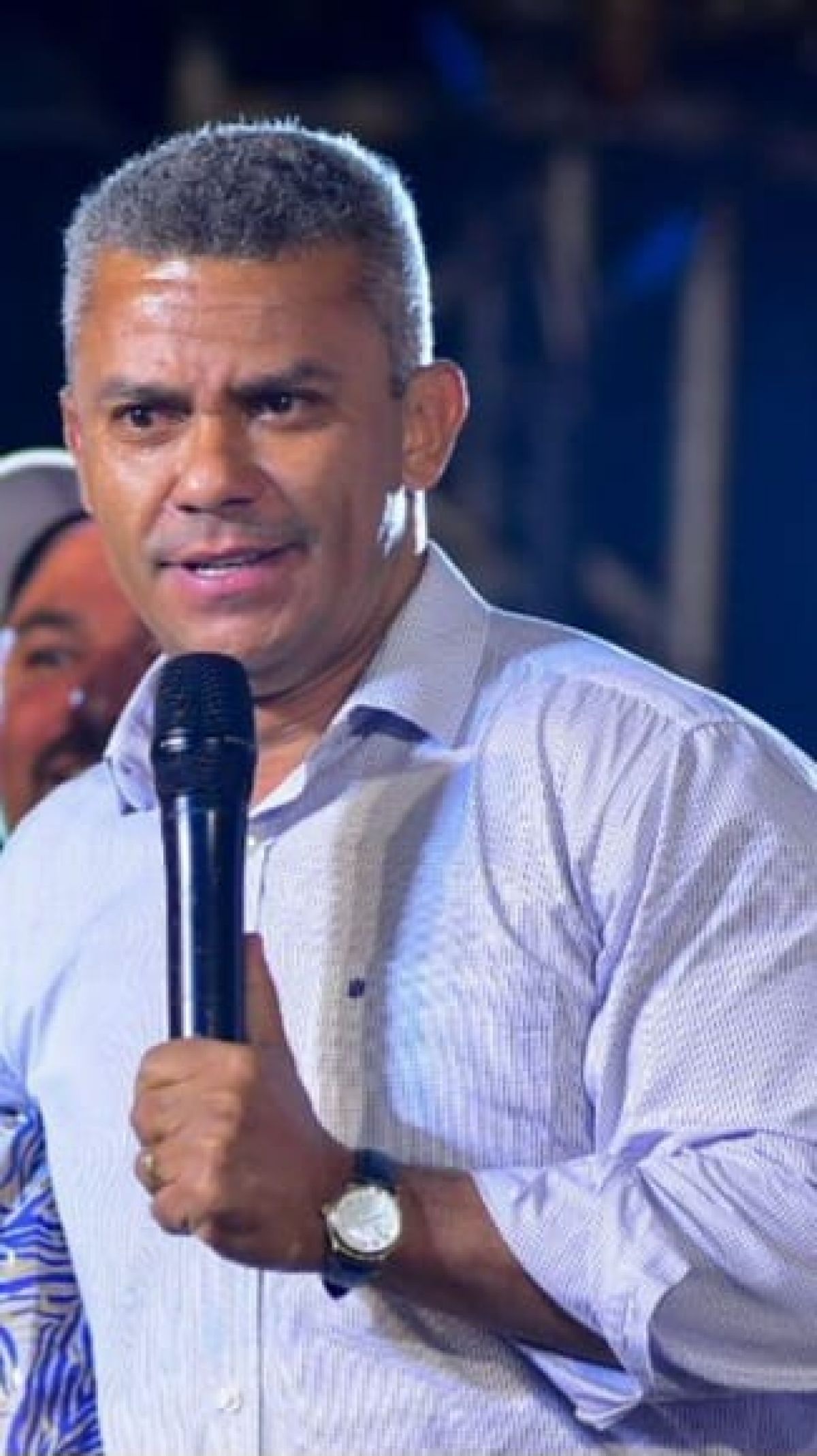 TCM-GO suspende licitação de Rogério Cruz para troca da iluminação após 11 pedidos de impugnação