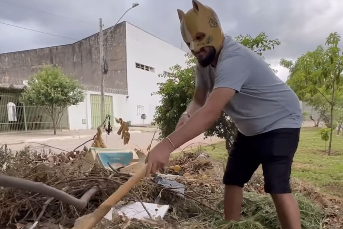 Abandonada por Rogério Cruz, praça no Garavelo é limpa por influenciador