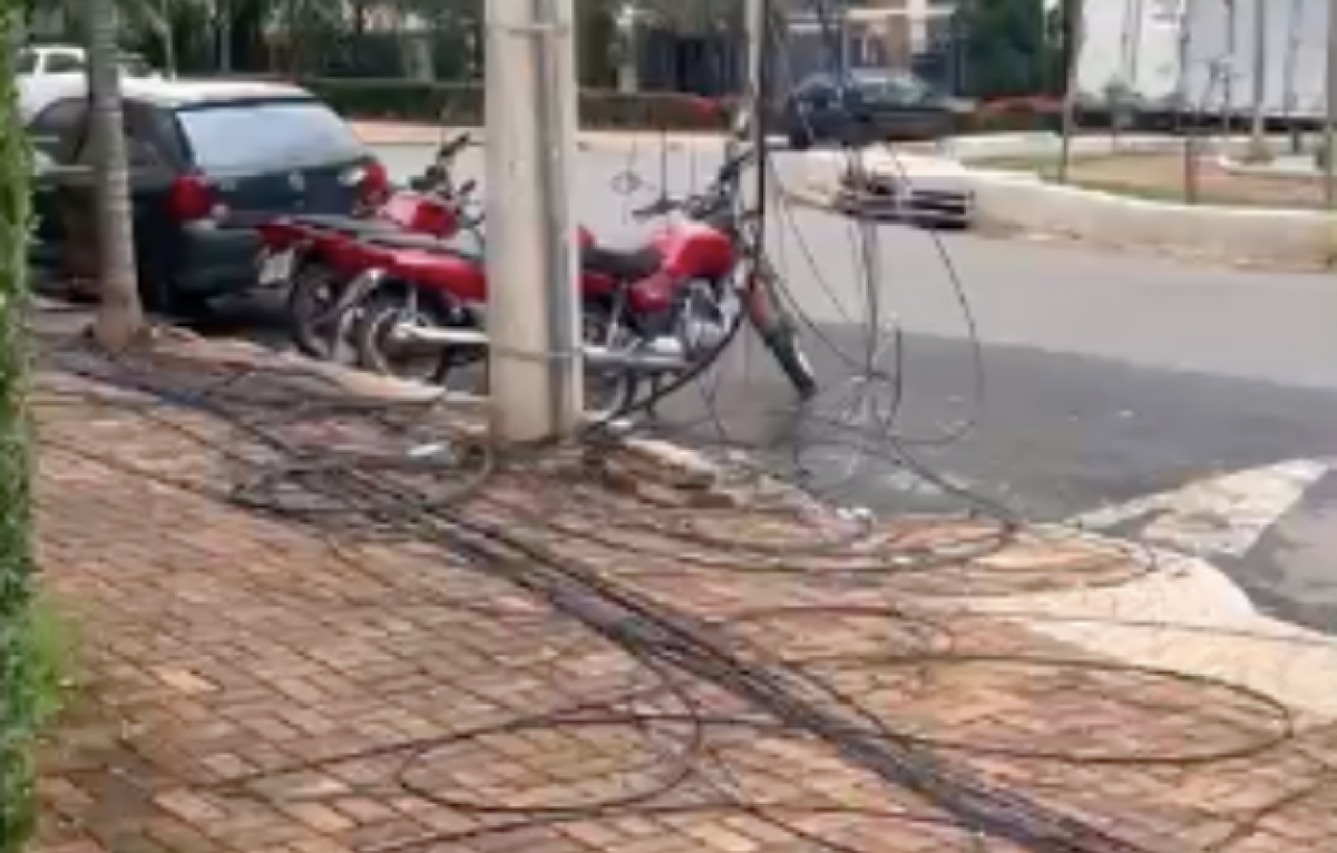 Emaranhado de fios em calçada atrapalha mobilidade de moradores em Goiânia