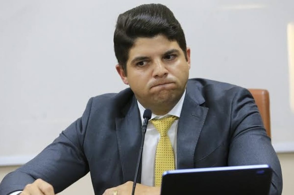 Secretário de Finanças de Rogério Cruz aponta aparelhamento e descontrole fiscal na prefeitura 