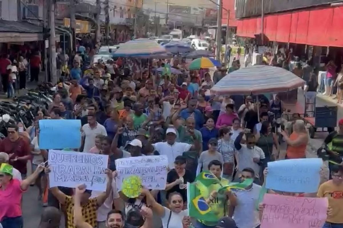 Com salário de R$8,5 mil na Câmara, líder dos ambulantes volta à cena na Região da 44