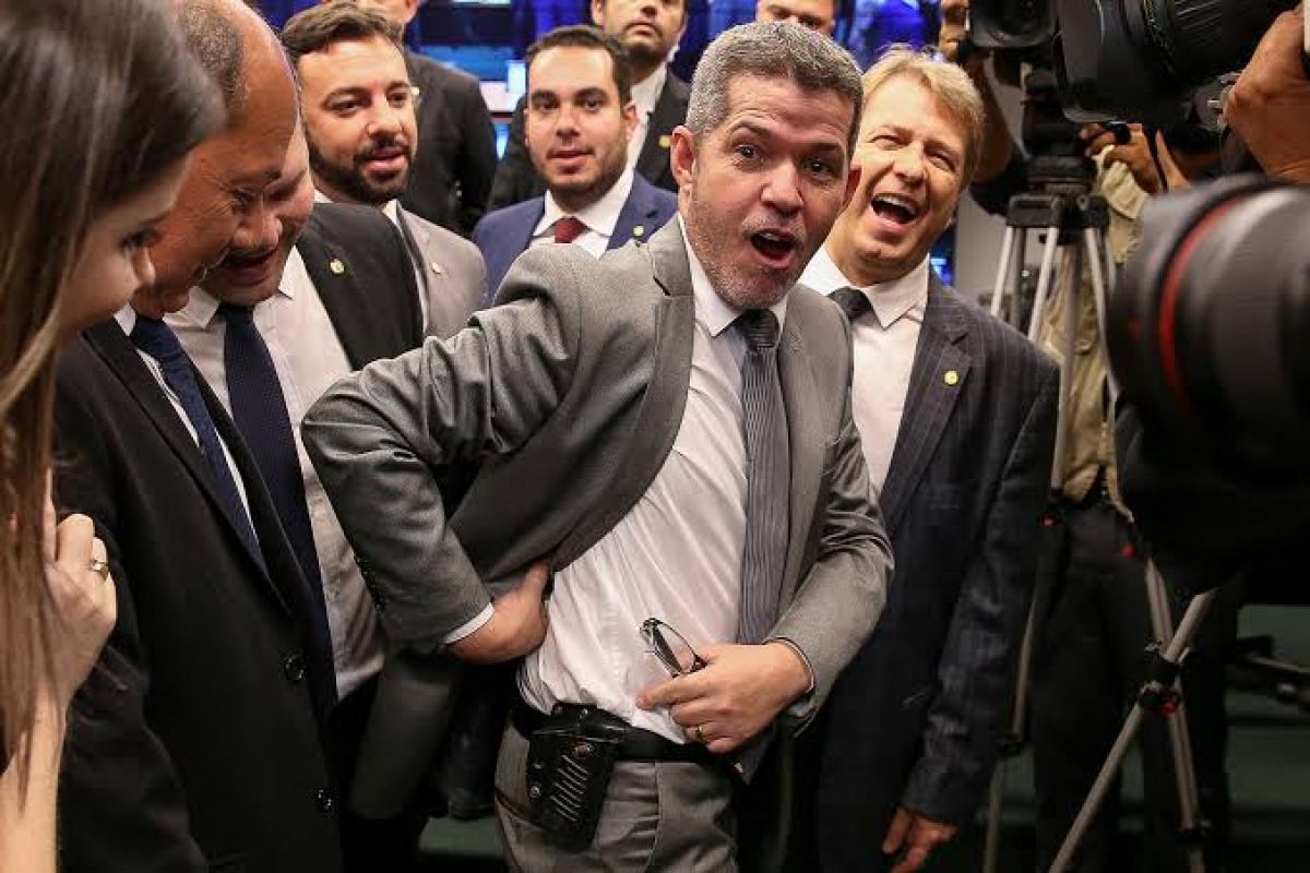 Ação pede cassação da candidatura e inelegibilidade de Delegado Waldir