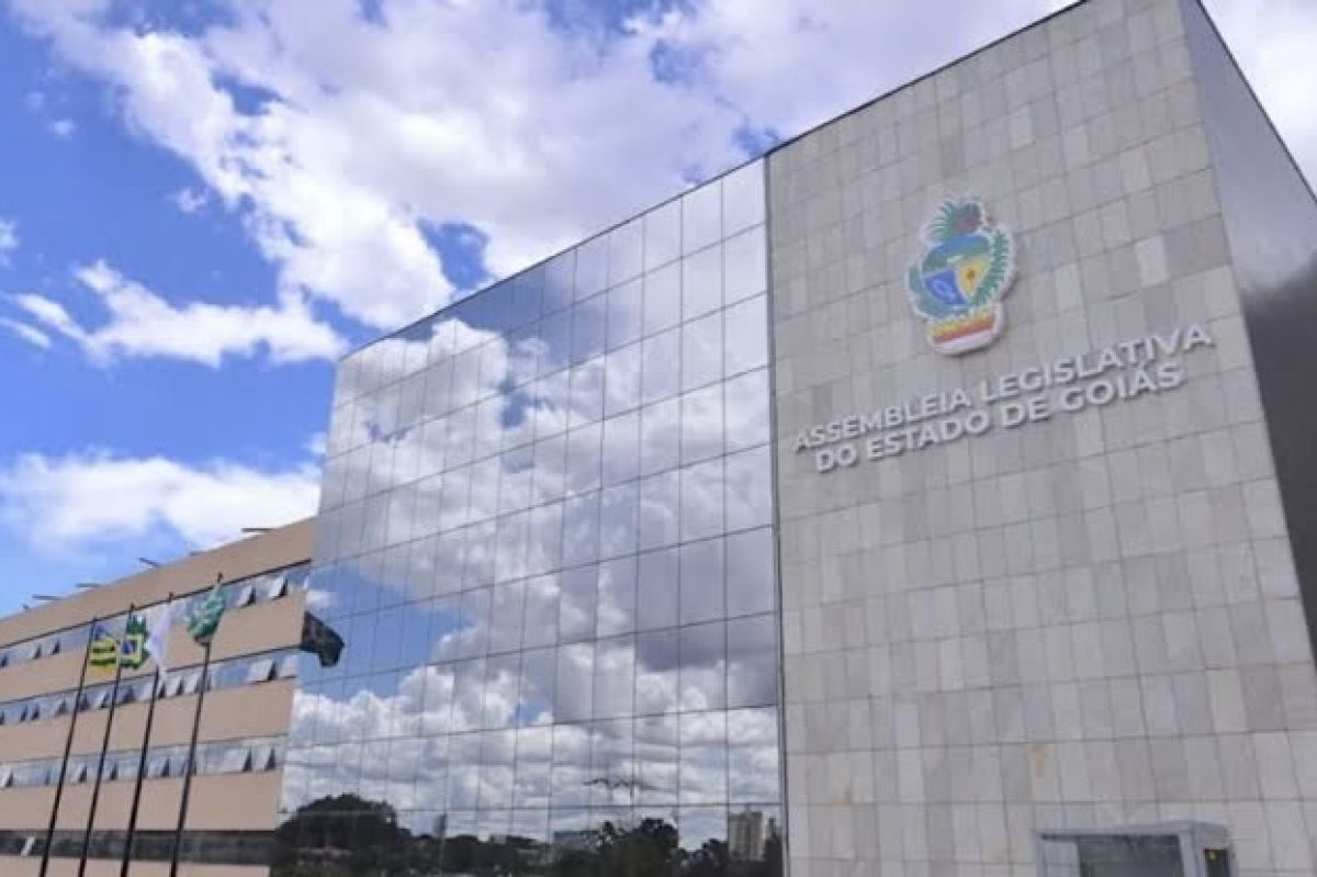 Cileide critica ostentação dos deputados estaduais em Goiás
