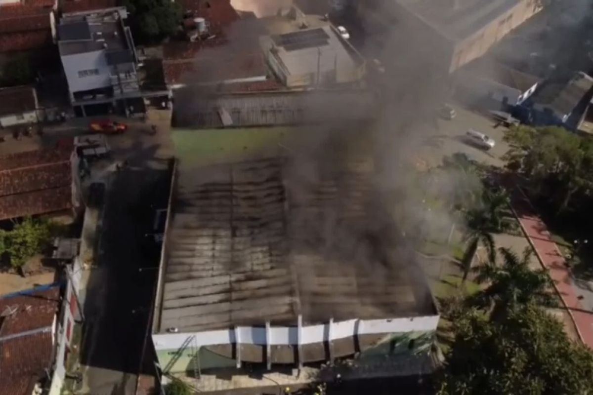 Incêndio destrói cineteatro de Niquelândia, e prefeito suspeita de ato criminoso