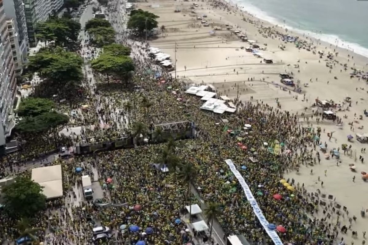Manifestação de Bolsonaro no Rio fracassa e tem apenas 18 mil pessoas