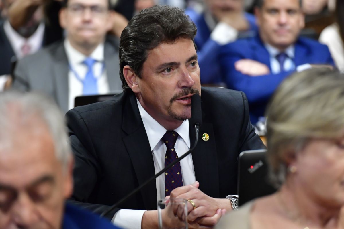 Wilder Morais enfrenta baixa intenção de voto e afastamento de Bolsonaro