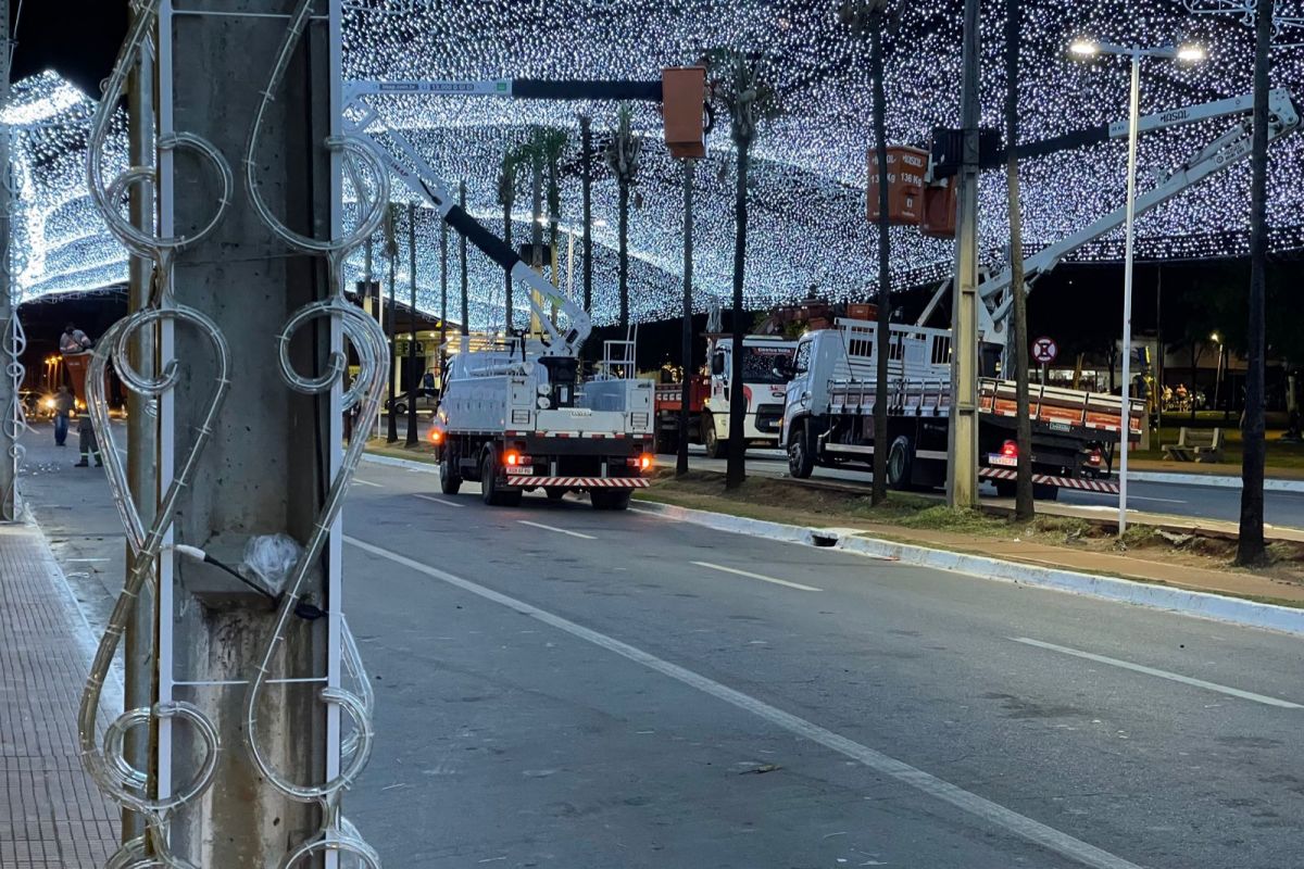 Rogério Cruz inaugura iluminação natalina inacabada na Praça Tamandaré