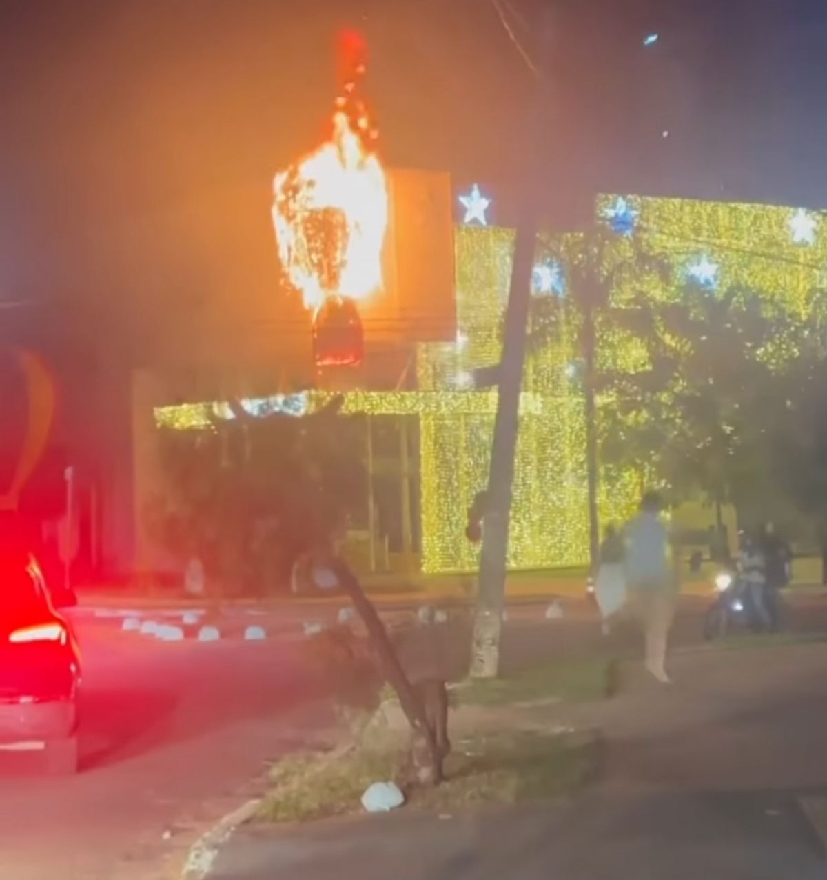Incêndio destrói decoração natalina do Espaço EBM, que sempre vira atração na Capital