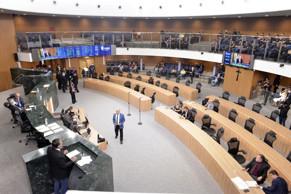 Homens brancos são maioria entre deputados estaduais eleitos em Goiás