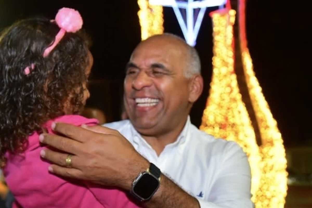 Jornalista ironiza lentidão da Prefeitura de Goiânia em retirar decoração de Natal