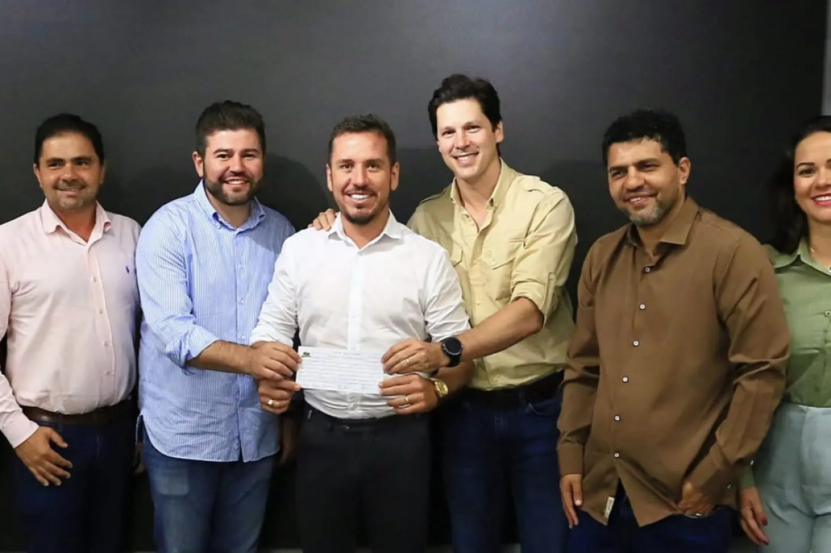 Prefeito de Ouro Verde deixa PL, se filia ao MDB e declara apoio a Daniel Vilela