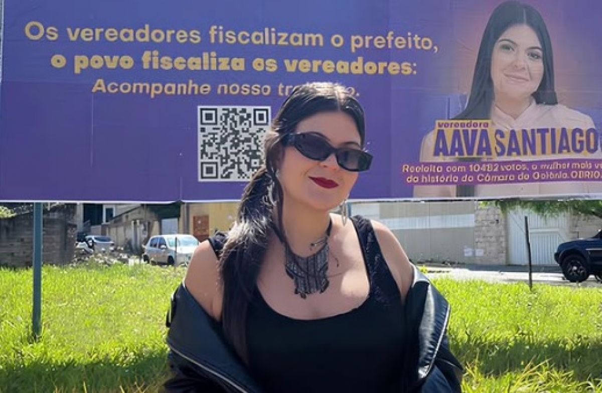Tucana Aava Santiago espalha outdoors pela cidade em autopromoção pessoal