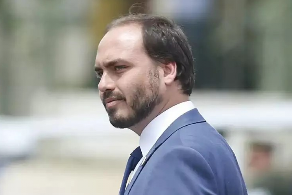 Bolsonaro impõe candidatura de Carlos ao Senado em Santa Catarina