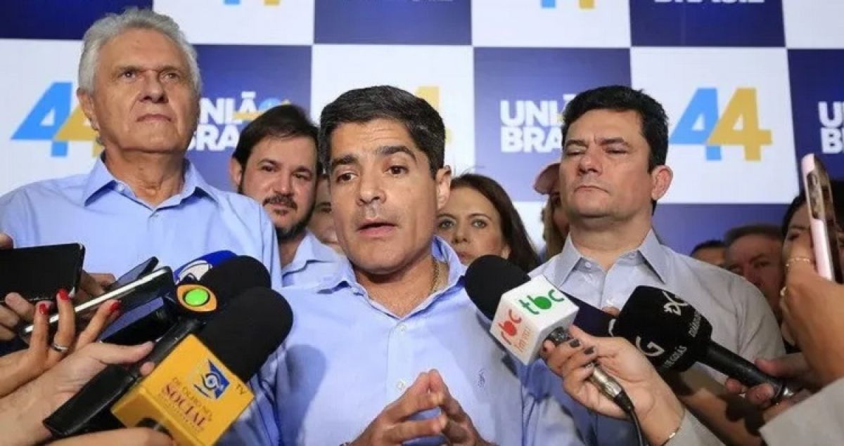 Caiado sanciona lei que concede cidadania goiana a ACM Neto