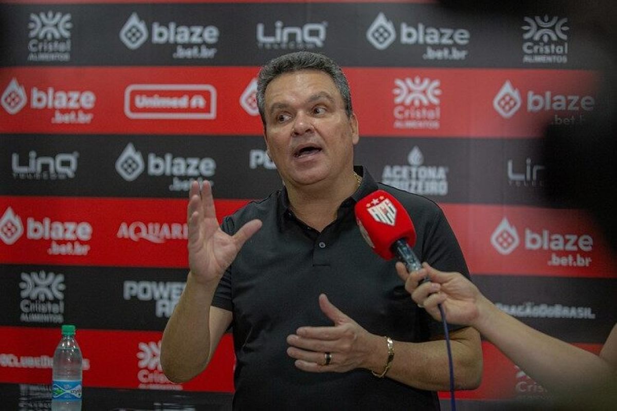 Bruno Peixoto lança Adson Batista, que mantém indefinição sobre 2026