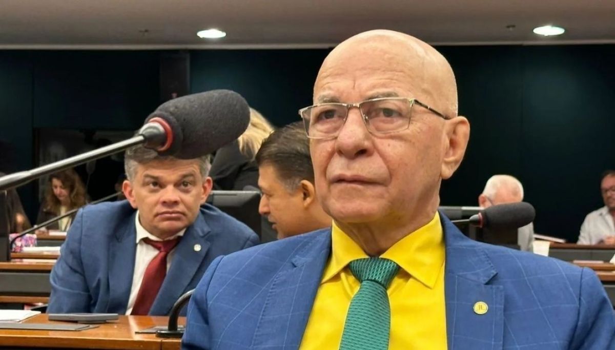 Professor Alcides evita evento de Bolsonaro e participa de culto em Goiás