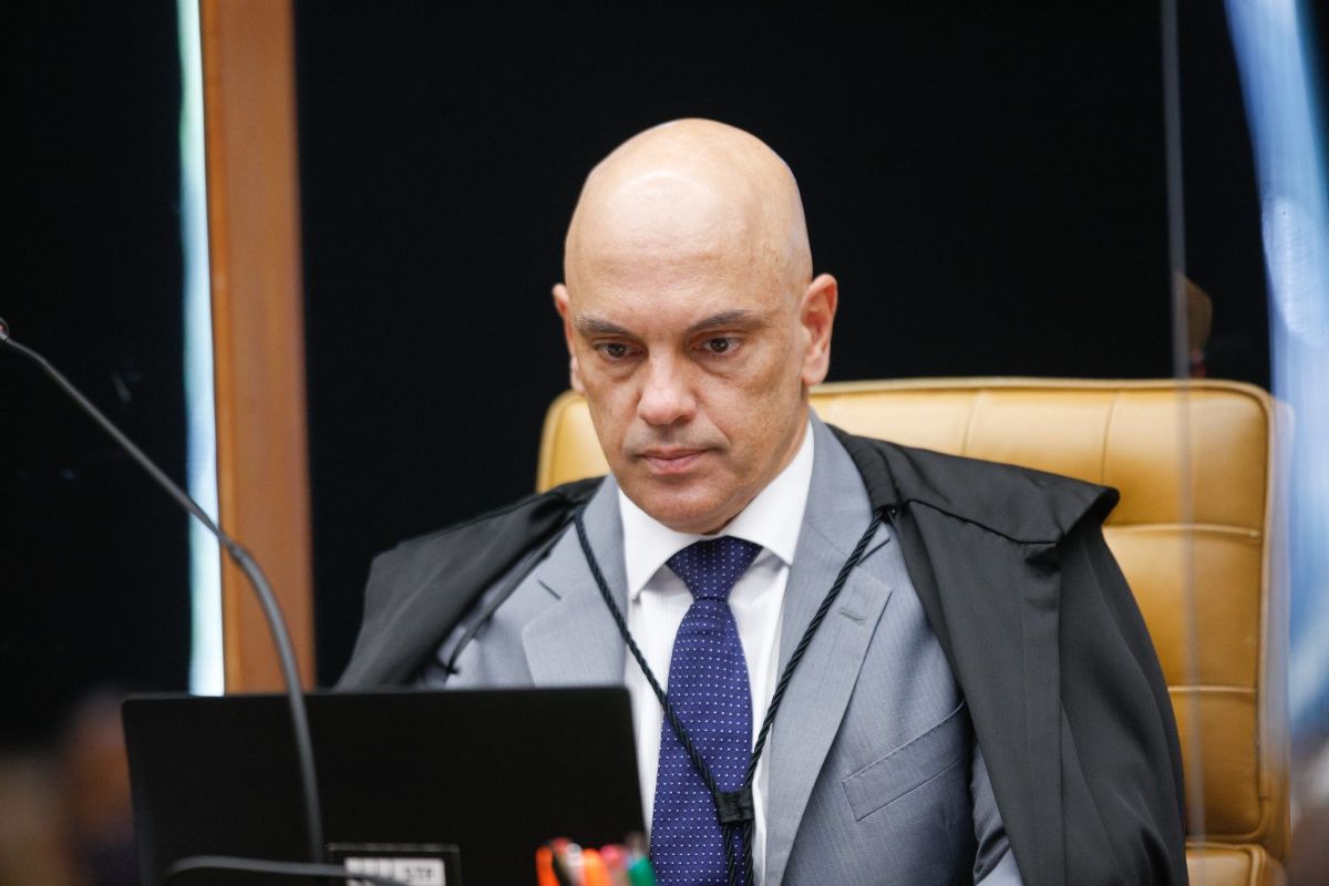 Moraes volta a cometer erros de português em despacho contra Bolsonaro