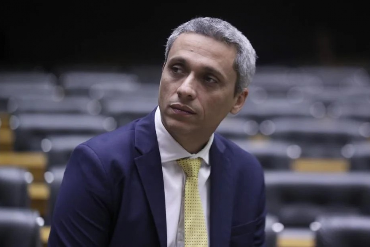 Gustavo Gayer colhe assinaturas para “prisão humanitária” de Jair Bolsonaro