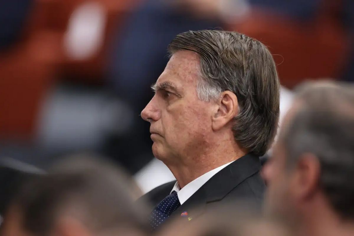 Bolsonaro segue internado após cirurgia para correção de hérnia