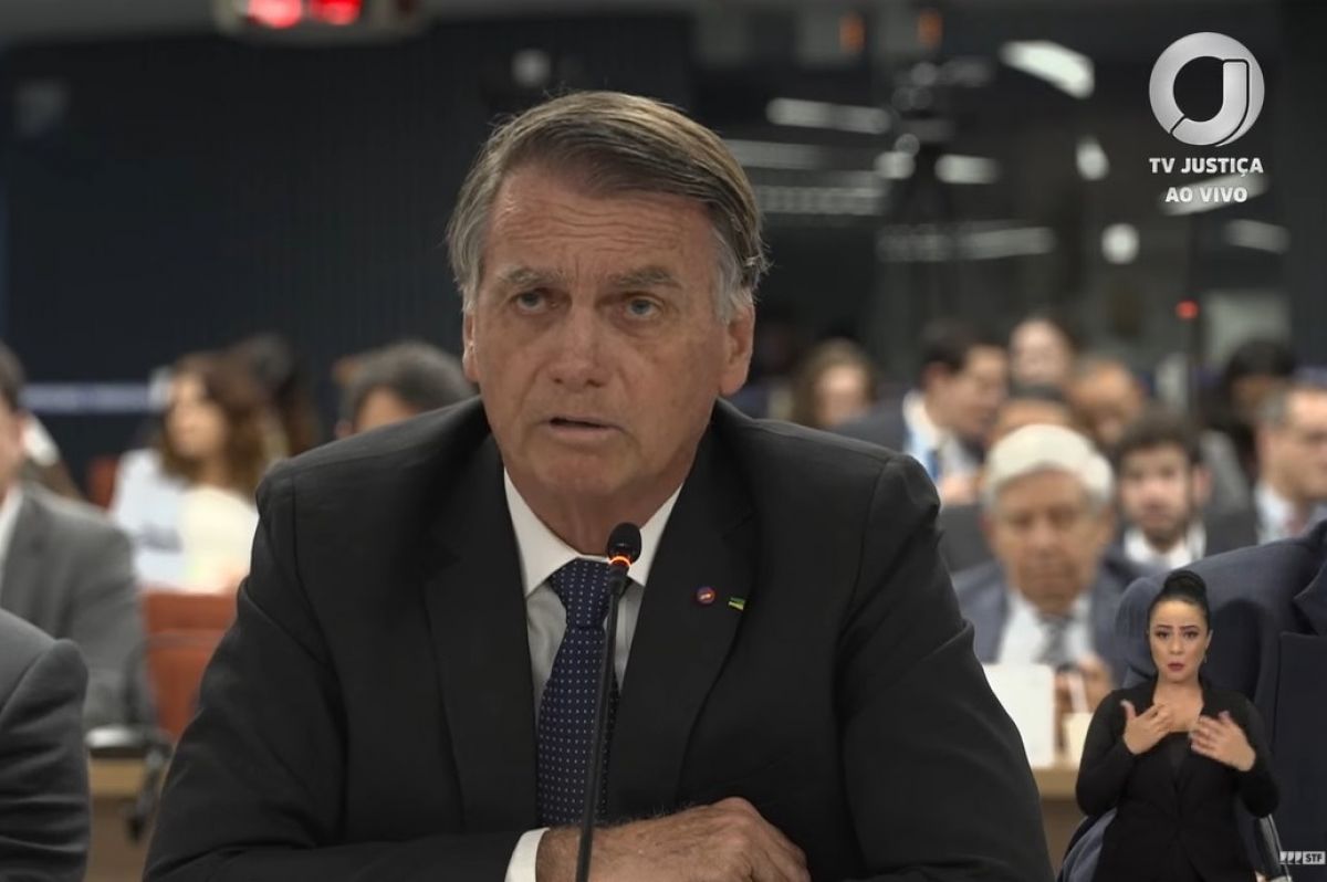 Bolsonaro chama apoiadores que pediam golpe de “malucos”