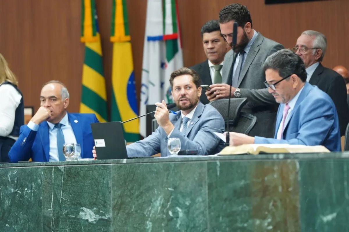 Após críticas, Alego deve restringir viagens internacionais pagas com dinheiro público