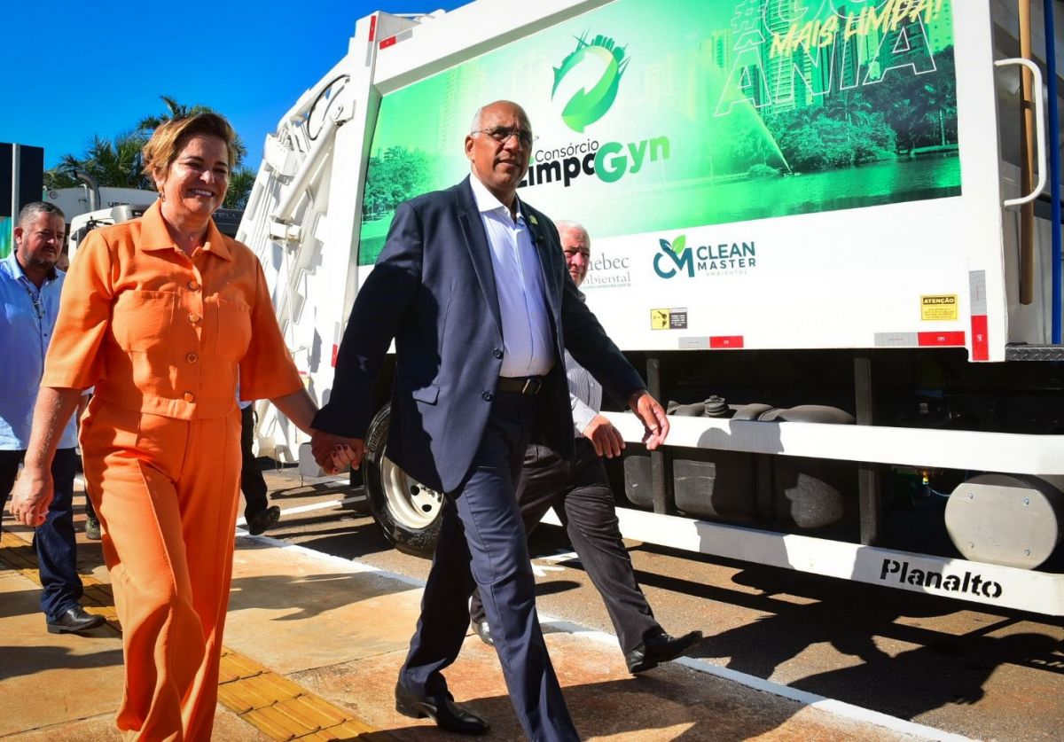 Como prefeituras pequenas fazem, Rogério Cruz promoveu desfile de caminhões de lixo em Goiânia