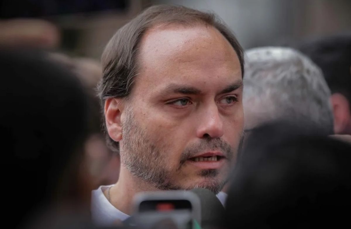 “Sonolento e abatido”, diz Carlos Bolsonaro após visita ao pai na Papudinha