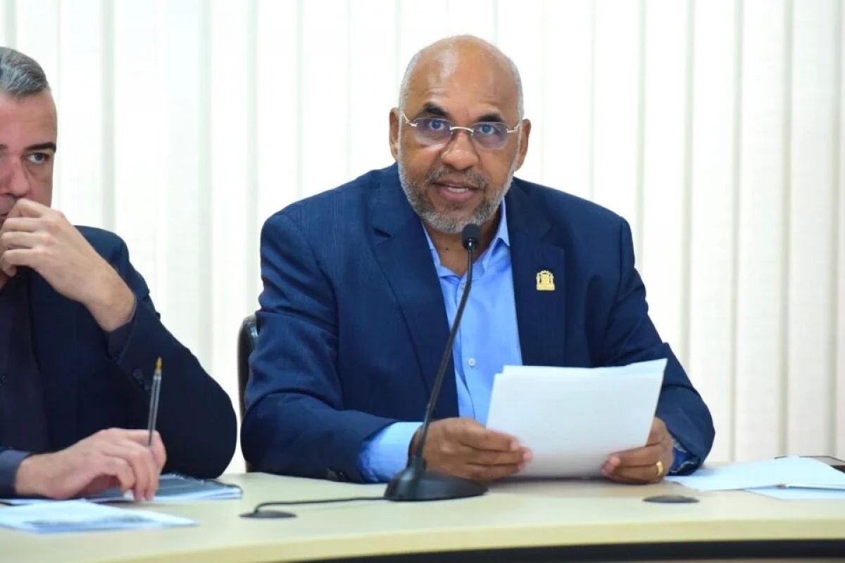 Fugiu? Prefeito Rogério Cruz abandona audiência na Câmara