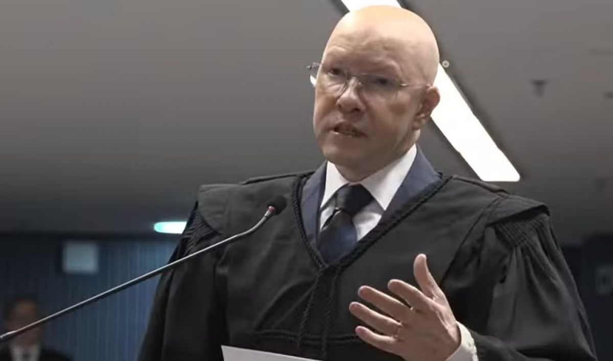 “Levaria cigarros para Bolsonaro na cadeia”, diz Demóstenes Torres em defesa no STF
