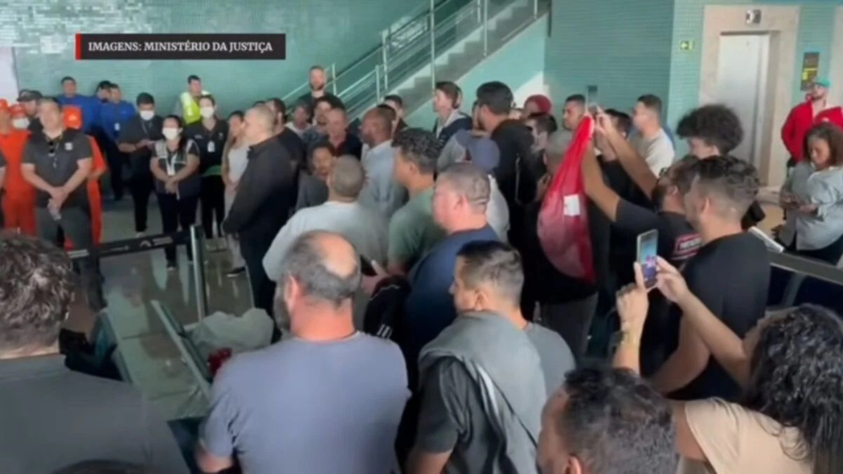 Deportados cantam hino nacional ao desembarcar no Brasil após viajarem algemados