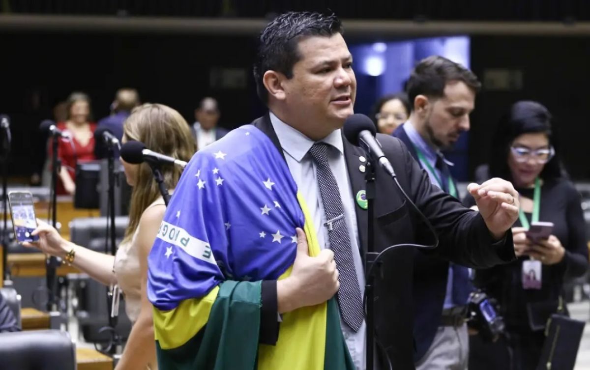 Deputado admite exagero após desejar morte de Lula e pede desculpas