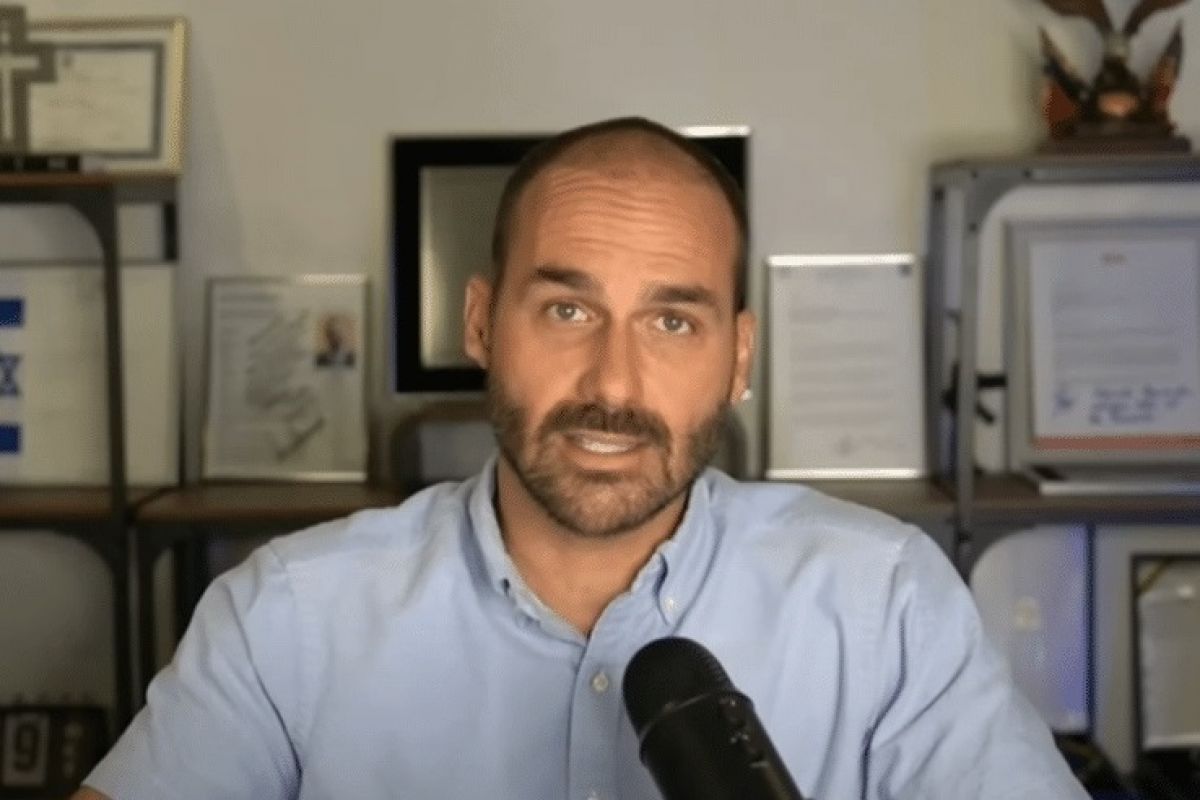 Fora do país, Eduardo Bolsonaro articula pra ser candidato a presidente
