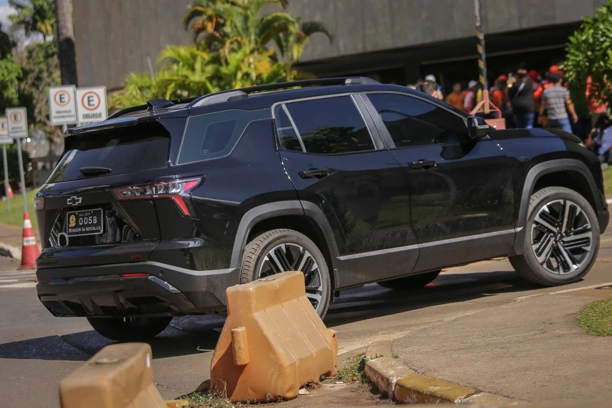 Senado dobra gasto com frota e aluga carros de luxo por R$ 800 mil mensais